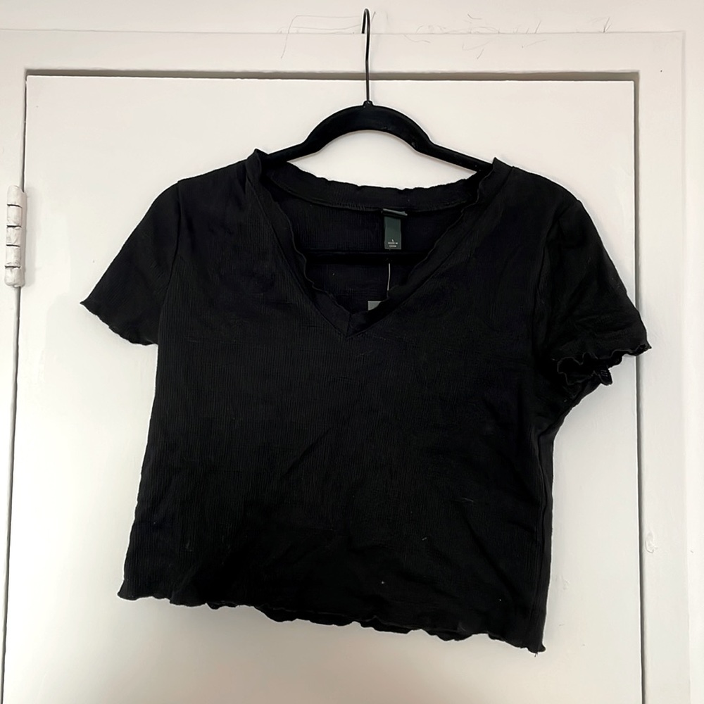 black v-neck crop top